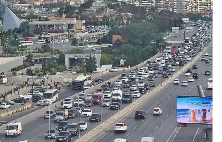 Bakının bəzi yollarında nəqliyyatın sıxlığı müşahidə olunur