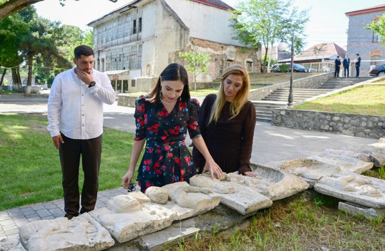 Leyla Əliyeva Şəki şəhərindəki Məhəmməd Füzuli adına parkda görülən işlərlə tanış olub<font color=red> - FOTOLAR</font>