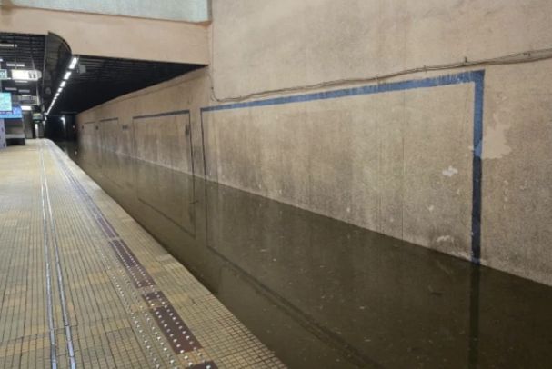 Güclü fırtına Rumıniyada ciddi dağıntılara yol açıb, küçələri və metro stansiyalarını su basıb