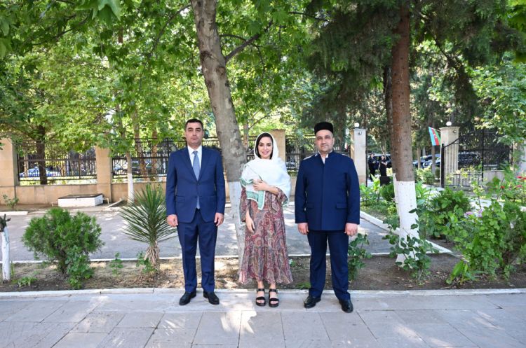Leyla Əliyeva Yevlaxda Cümə məscidini ziyarət edib<font color=red> - FOTOLAR</font>