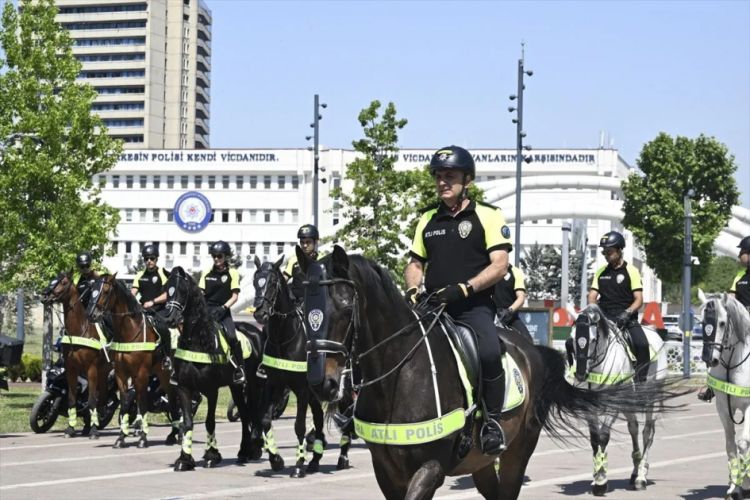 NATO sammiti ərəfəsində Ankarada süvari polis dəstəsi xidmət göstərir<font color=red> - FOTOLAR</font>