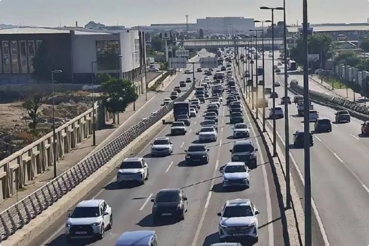 Bakının bəzi yollarında nəqliyyatın sıxlığı yaranıb 