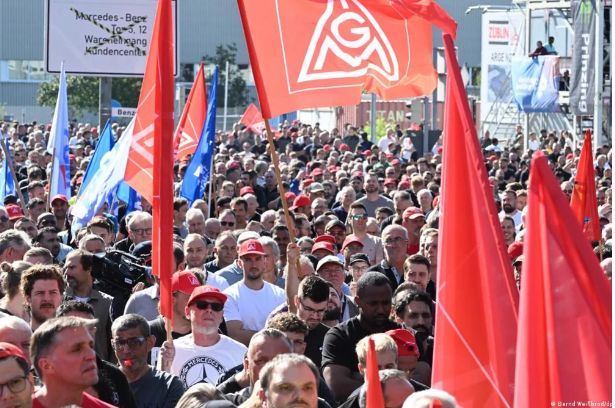 Almaniyada "Mercedes-Benz"in işçiləri etiraz aksiyalarına çıxıblar