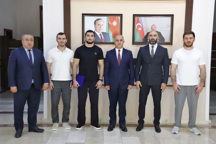 Məcid Seyidov "UFC Fight Night Baku" turnirinin qalibi olan idmançı Fərman Həsənovu qəbul edib <font color=red> - FOTOLAR</font>