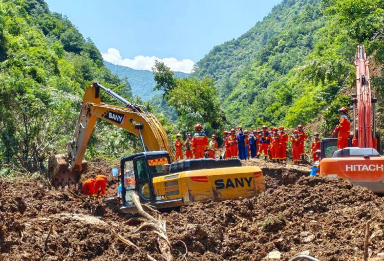 Çində torpaq sürüşməsi nəticəsində 21 nəfər ölüb