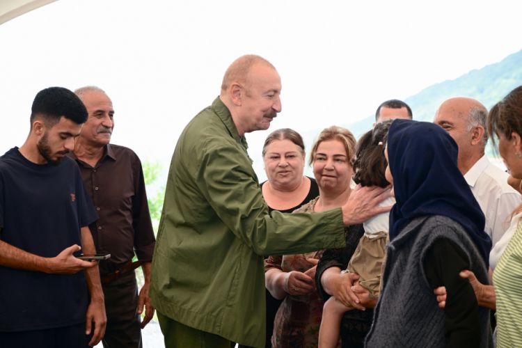 Prezident İlham Əliyev Şuşanın Kiçik Qaladərəsi kəndində görülən işlərlə tanış olub və kəndə qayıdan sakinlərlə görüşüb<font color=red> - FOTOLAR</font>