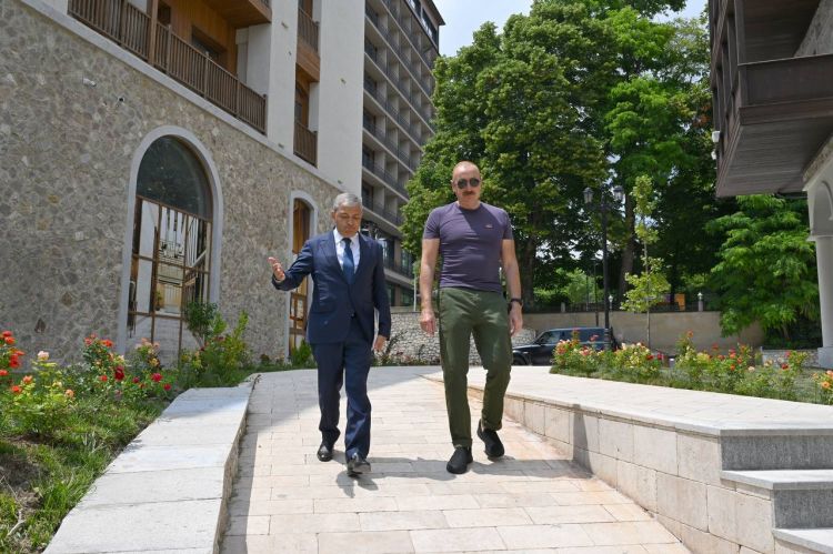 İlham Əliyev Şuşanın Qarabağ küçəsində dövlət-özəl tərəfdaşlığı çərçivəsində həyata keçirilmiş işlərlə tanış olub<font color=red> - FOTOLAR</font>