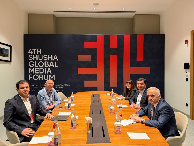 Hikmət Hacıyev Şuşada "Tiktok" və "Linkedin"in məsul şəxsləri ilə uşaqların onlayn qorunması məsələlərini müzakirə edib