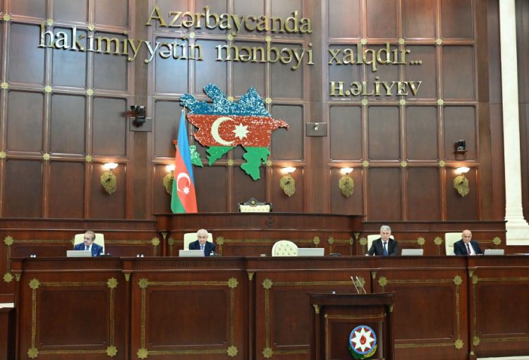 Milli Məclis dövlət qulluğu və media ilə bağlı qanunlara dəyişiklikləri təsdiqləyib