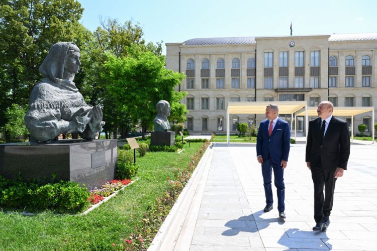 Prezidentlər İlham Əliyev və Peter Pelleqrini Şuşada Azərbaycanın tanınmış şəxsiyyətlərinin işğal dövründə güllələnmiş büstlərinə baxıblar<font color=red> - FOTOLAR</font>