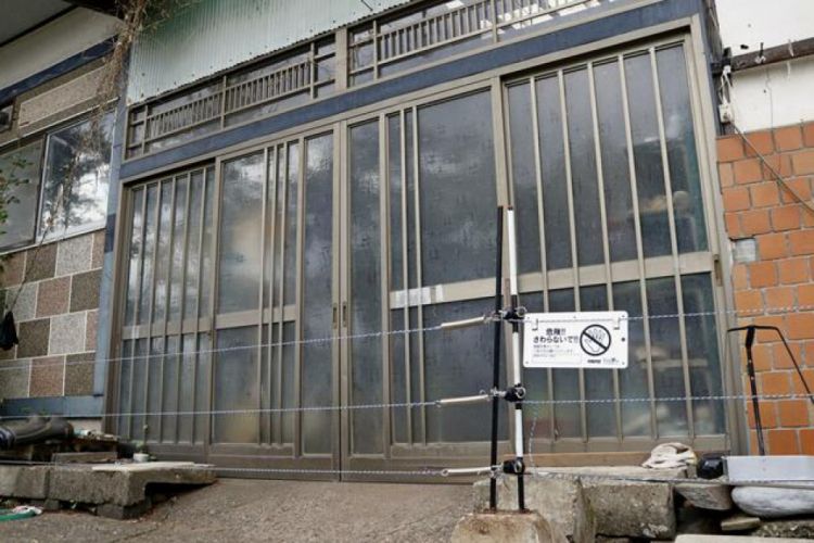 Yaponiyada evə girən ayı soyuducunu açıb və ərzaqları yerə töküb<font color=red> - FOTOLAR</font>