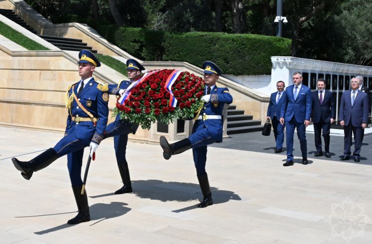Slovakiya Prezidenti Bakıda şəhidlərin xatirəsini anıb<font color=red> - FOTOLAR</font>