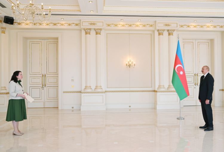 Prezident İlham Əliyev İrlandiyanın Azərbaycanda yeni təyin olunmuş səfirinin etimadnaməsini qəbul edib<font color=red> - FOTOLAR</font>