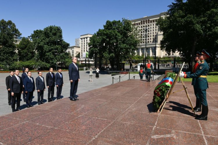Ceyhun Bayramov Moskvada "Naməlum əsgər" məzarını ziyarət edib<font color=red> - FOTOLAR</font>