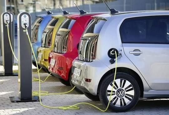 Elektromobillərə keçid neftə tələbatı azaldacaq