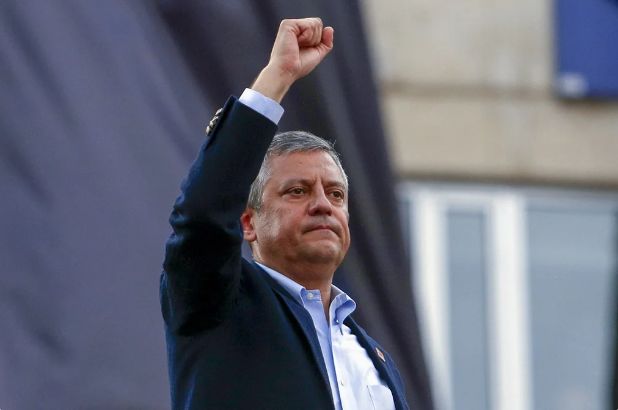 Özgür Özel Cümhuriyyət Xalq Partiyası ilə vidalaşıb