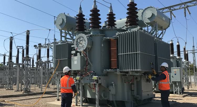Naxçıvanda transformatorun avtomatı partlayıb, elektrik montyoru xəsarət alıb