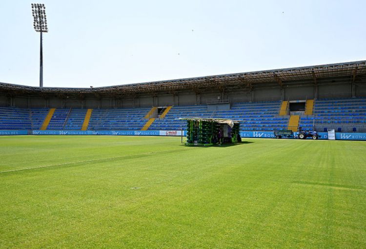 “Liv Bona Dea Arena”nın ot örtüyü yenilənir