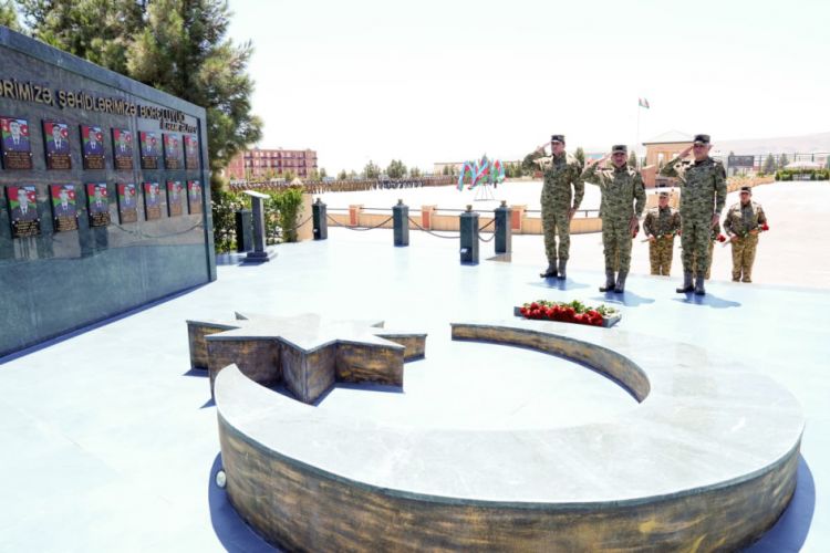 “Çevikçi” kursunu bitirmiş hərbi qulluqçulara beretlər təqdim olunub<font color=red> - FOTOLAR</font>
