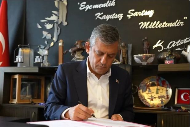 Özgür Özel və 90 millət vəkili CHP-dən istefa verib, yeni partiya təsis edilib