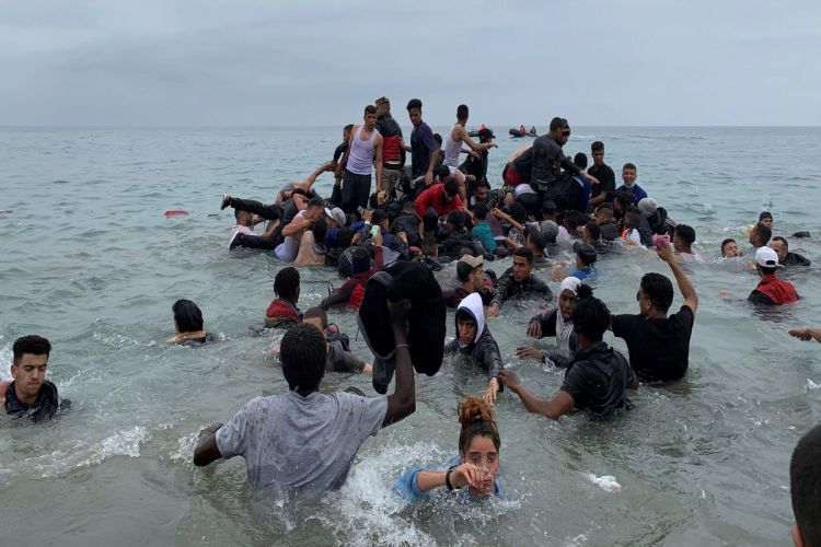 İspaniyanın Seuta eksklavına miqrant böhranı dərinləşir: qəbul mərkəzləri dolub