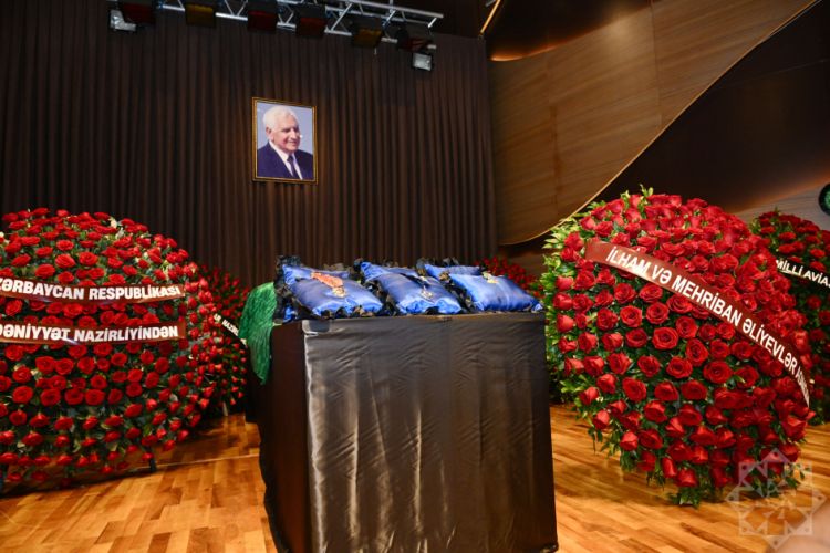 Nəriman Həsənzadə ilə vida mərasimi keçirilir, Prezident və Birinci vitse-prezident əklil göndərib