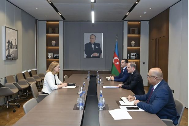 Estoniyanın yeni səfiri etimadnaməsinin surətini Ceyhun Bayramova təqdim edib<font color=red> - FOTOLAR</font>