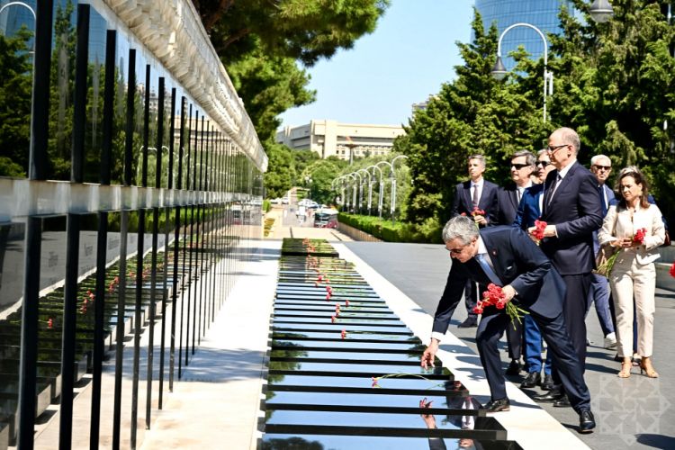 İsveçrənin Federal Xarici İşlər Departamentinin rəhbəri Bakıda şəhidlərin xatirəsini anıb<font color=red> - FOTOLAR</font>