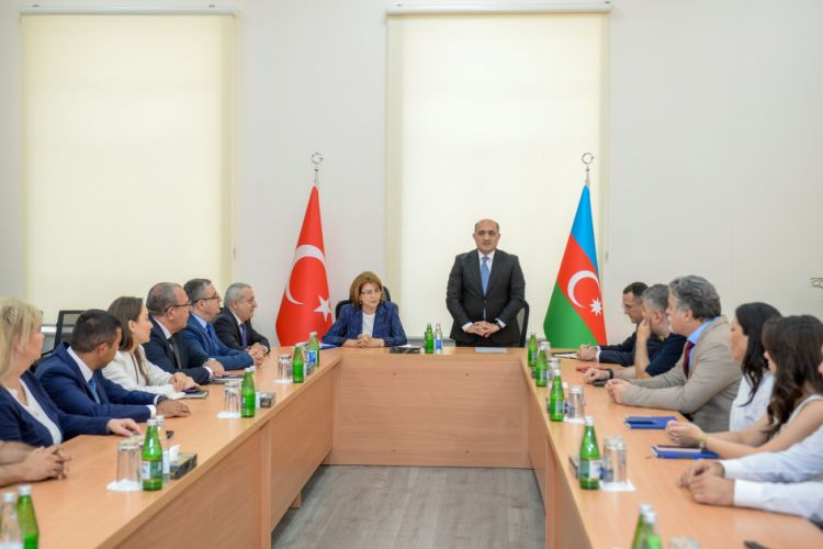 Türkiyə-Azərbaycan Universitetinin ilk rektoru kollektivə təqdim olunub<font color=red> - FOTOLAR</font>