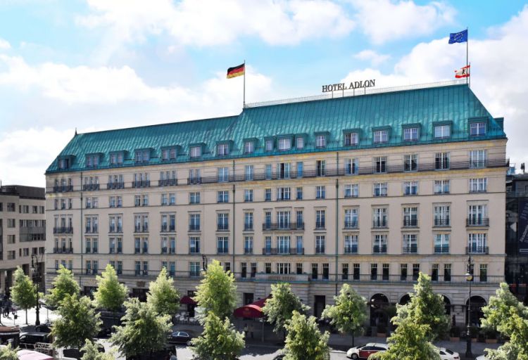 Berlindəki məşhur “Adlon” hotelinin binası 280 milyon avroya satışa çıxarılır