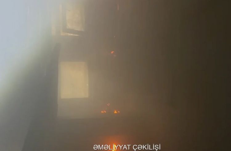 Sumqayıtda yaşayış binasında yanğın olub, sakinlər təxliyə edilib<font color=red> - VİDEO</font>