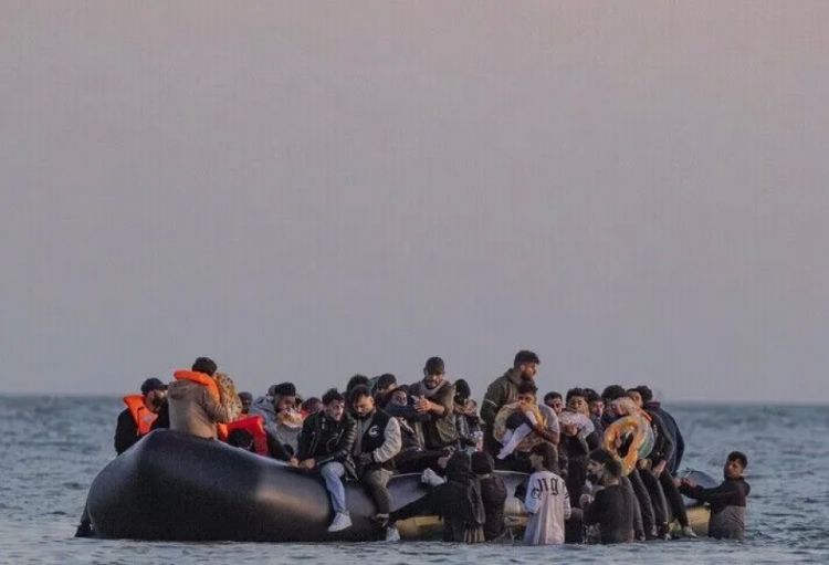 Britaniya mediası: Təqribən 230 miqrantı daşıyan kiçik qayıq La-Manşdan keçib