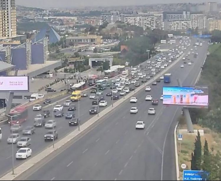 Bakının bəzi yollarında nəqliyyatın sıxlığı müşahidə olunur