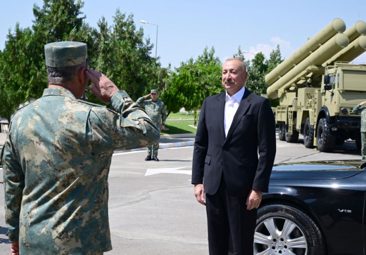 Prezident İlham Əliyev Əlahiddə Ümumqoşun Orduda yeni yaradılan komando hərbi hissələrinə Döyüş bayraqlarının verilməsi mərasimində iştirak edib<font color=red> - FOTOLAR</font>