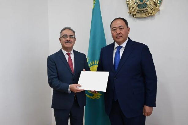 Azərbaycanlı səfir etimadnaməsinin surətini Qazaxıstan xarici işlər nazirinin müavininə təqdim edib