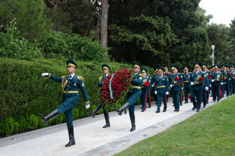 DSX rəhbərliyi Fəxri xiyabanı və Şəhidlər xiyabanını ziyarət edib<font color=red> - FOTOLAR</font>
