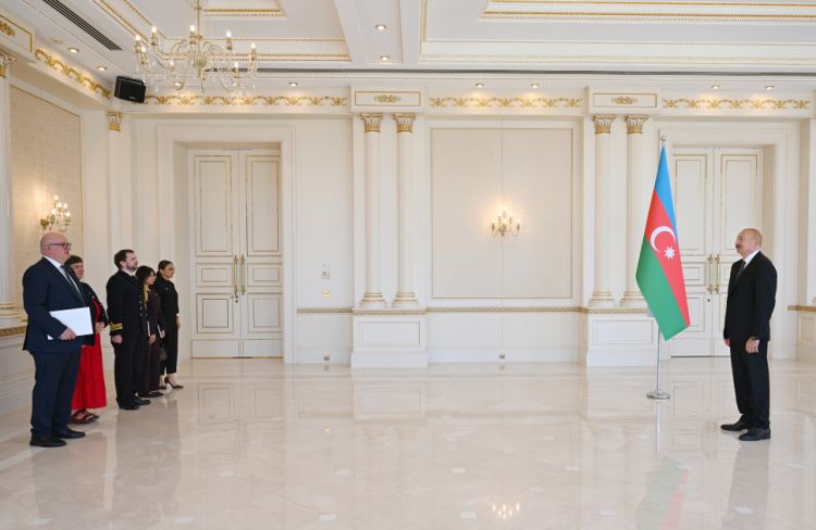 Prezident İlham Əliyev Böyük Britaniyanın Azərbaycanda yeni təyin olunmuş səfirinin etimadnaməsini qəbul edib<font color=red> - FOTOLAR</font>