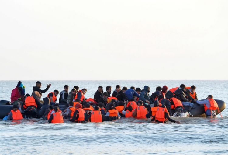 Böyük Britaniya miqrantların ölkələrinə könüllü qayıdışı üçün təxminən 40 milyon funt sterlinq xərcləyib