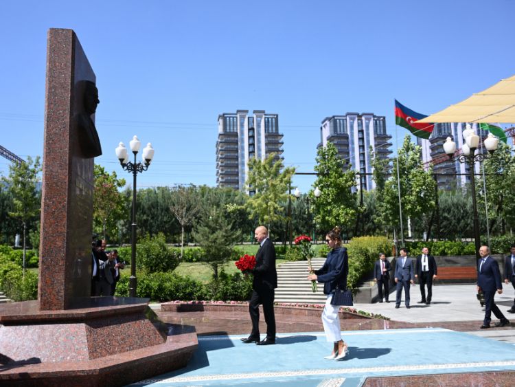 Azərbaycan Prezidenti və birinci xanım Daşkənddə Ümummilli Liderin barelyefi önünə gül dəstələri qoyublar <font color='red'> - YENİLƏNİB</font><font color=red> - FOTOLAR</font>