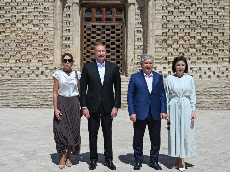 Azərbaycan ilə Özbəkistanın prezidentləri və birinci xanımları Buxarada İsmayıl Samani türbəsi ilə tanış olublar<font color=red> - FOTOLAR</font>