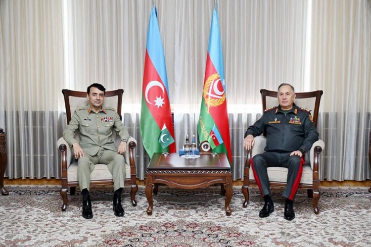 Kərim Vəliyev pakistanlı həmkarı ilə hərbi təhsillə bağlı müzakirələr aparıb