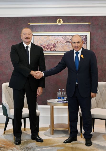 Azərbaycan Prezidenti İlham Əliyevin Bişkekdə Ermənistanın Baş naziri ilə görüşü keçirilib<font color='red'> - YENİLƏNİB</font><font color=red> - FOTOLAR</font>