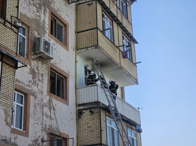 Naxçıvan şəhərində yaşayış binasında yanğın olub<font color=red> - FOTOLAR</font>