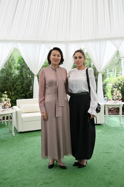 Birinci xanım Mehriban Əliyeva Bişkekdə dekorativ-tətbiqi sənət ustalarının əl işlərindən ibarət sərgi ilə tanış olub<font color=red> - FOTOLAR</font>