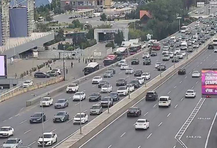 Bakının bir sıra yollarında nəqliyyatın sıxlığı müşahidə olunur
