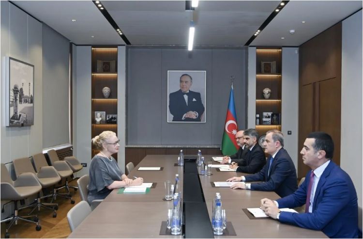 İsveçin yeni səfiri etimadnaməsinin surətini Ceyhun Bayramova təqdim edib