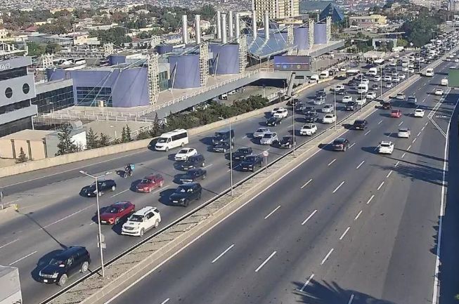Paytaxtın bəzi yollarında nəqliyyatın sıxlığı yaranıb