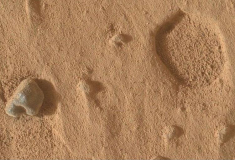 NASA Marsda sirli strukturlar aşkar edib