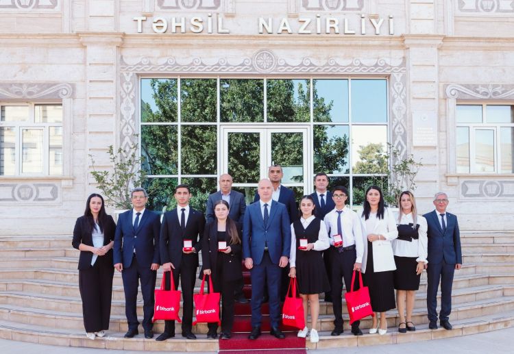 Naxçıvanda qızıl və gümüş nişanla təltif olunan məzunlarla görüş keçirilib<font color=red> - FOTOLAR</font>