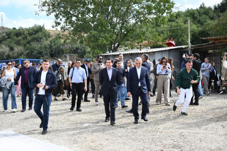 Diplomatik korpusun nümayəndələri Xankəndidə yeni dəmir yolu və avtovağzal kompleksi ilə tanış olublar<font color=red> - FOTOLAR</font>